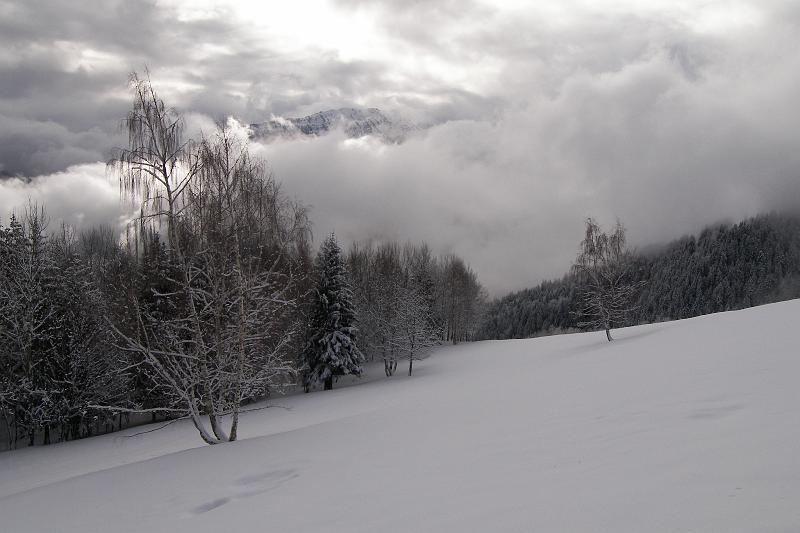 Photo 016 Une éclaircie. Au loin le sommet de Crêve-Tête déchire les nuages.